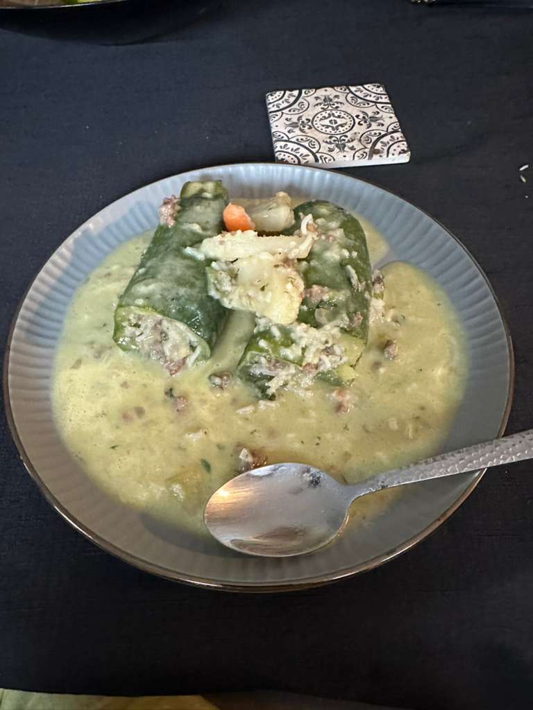 Plaats hier een afbeelding van gevulde courgettes met avgolemono